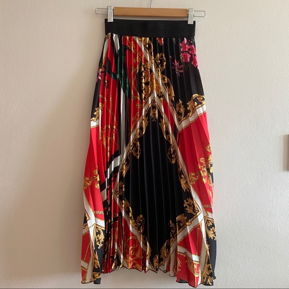Italian Pleated Skirt with Vibrant Colors - Picture 4 of 5